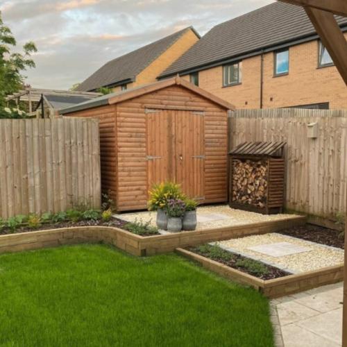 Gartentransformation mit einer niedrigen Stützmauer