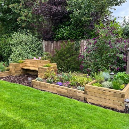 Peters maßgeschneiderte Gartenbank mit Pflanzgefäß
