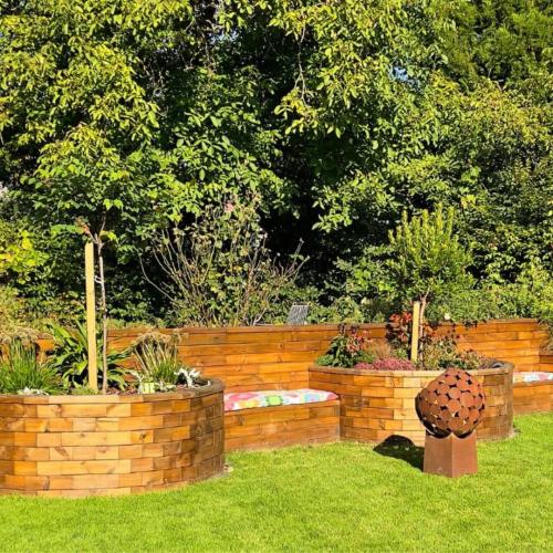 Erics Gartengrenze mit halbkreisförmigen Hochbeeten