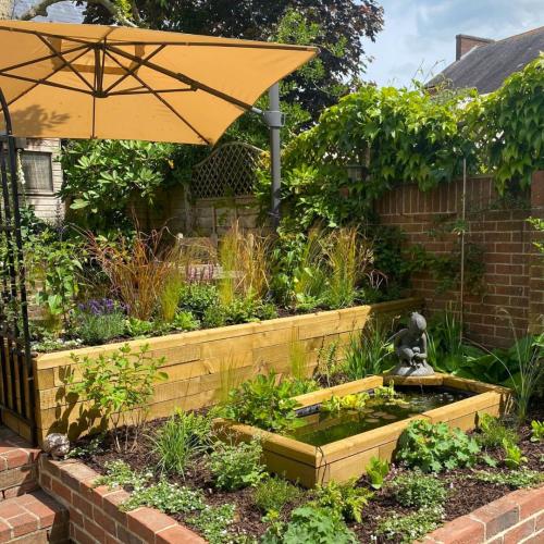 Barrys Gartenneugestaltung mit erhöhten Beeteinfassungen