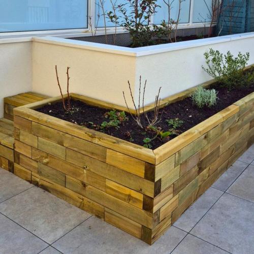L-förmiges Hochbeet mit Stufen für Gabriels Dachterrasse