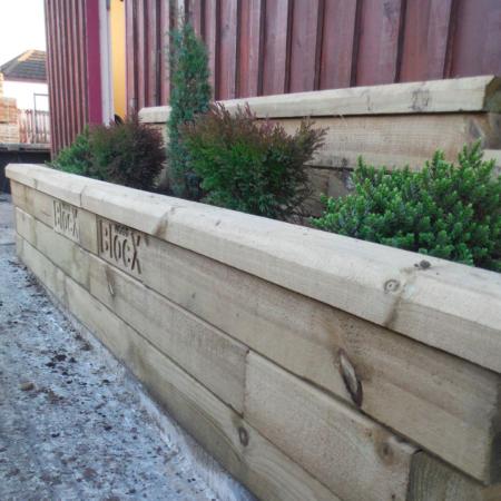 So richten Sie Ihr WoodBlocX-Pflanzgefäß auf einem harten Untergrund aus